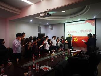 说明: 图片包含 天花板, 室内, 墙壁, 人员描述已自动生成